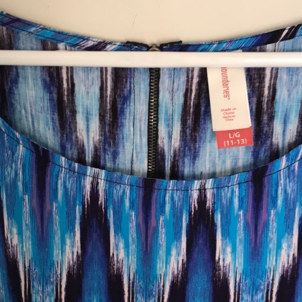 Cute top from No Boundaries, made from 100% rayon - Picture 3 of 5